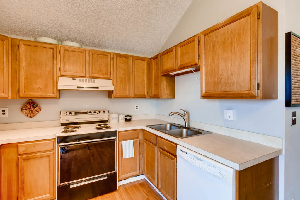 8674 S Yukon St Littleton CO-large-005-9-Kitchen-1500x1000-72dpi