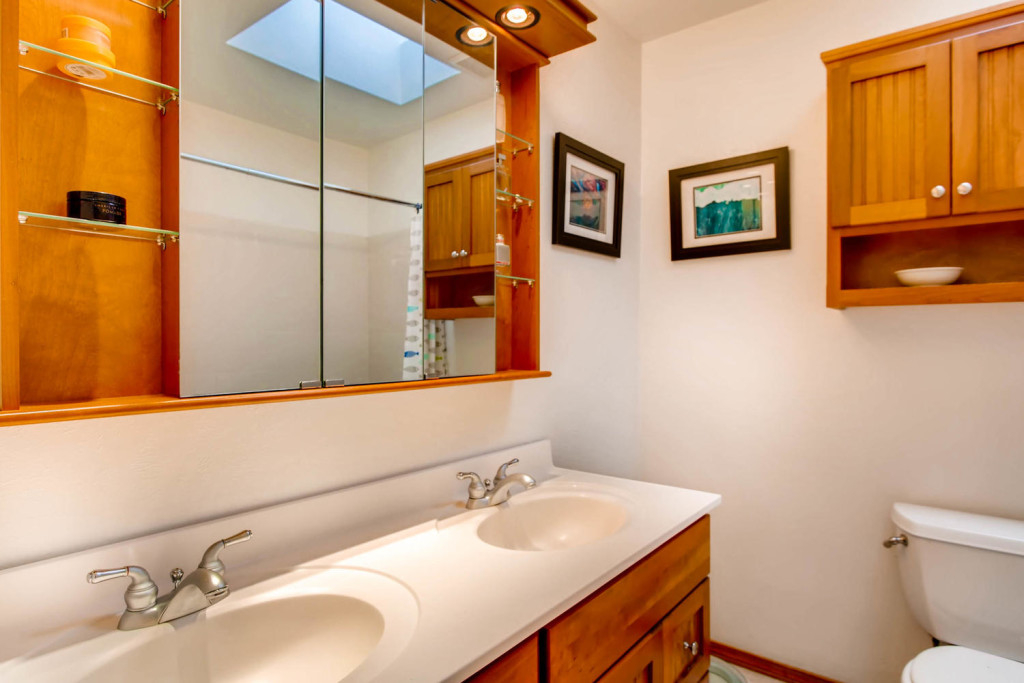 8674 S Yukon St Littleton CO-large-007-6-2nd Floor Master Bathroom-1500x1000-72dpi